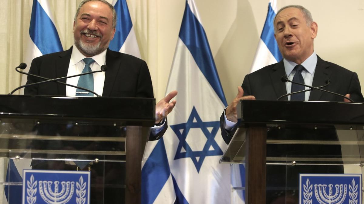 El ultra Avigdor Lieberman (a la izquierda), junto al primer ministro israelí, Binyamin Netanyahu.