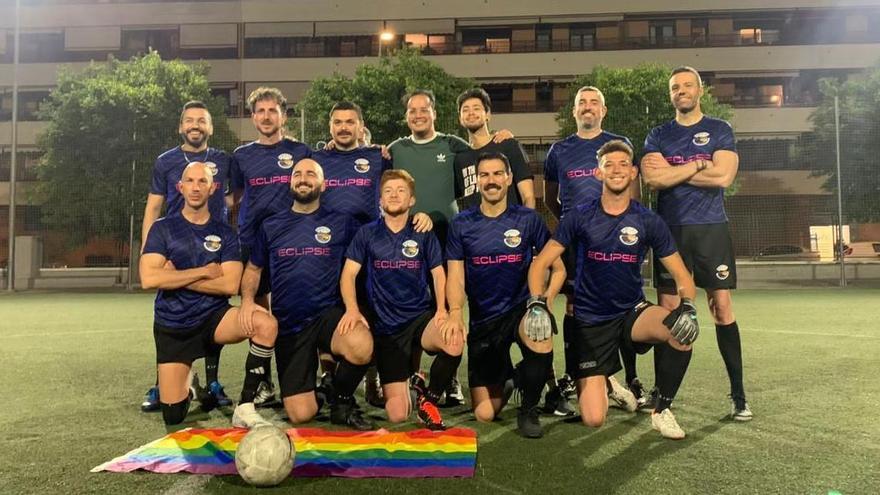 El equipo Rinos FC, el primero de fútbol declarado LGTBI en federarse en categoría nacional.