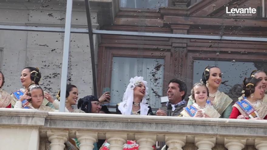 Mazón vibra en el balcón del Ayuntamiento con Nino Bravo acompañado de la Bellea del Foc
