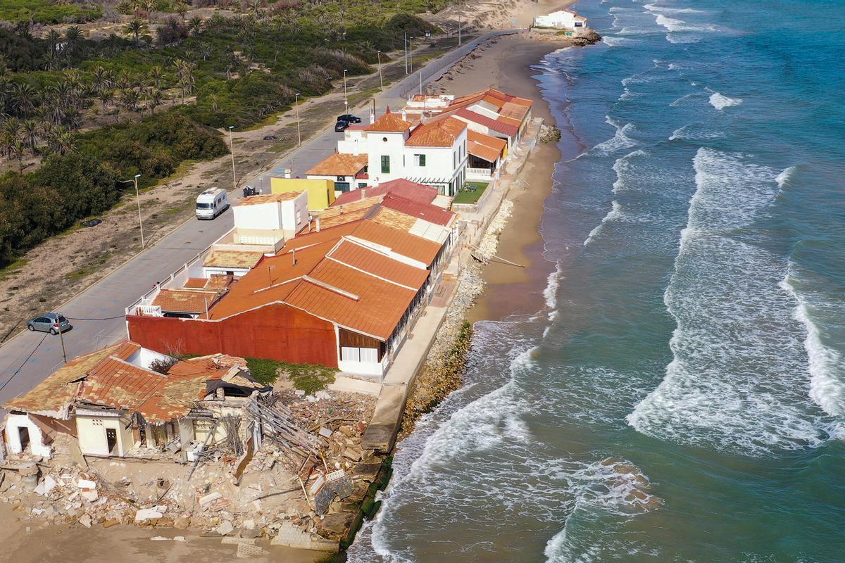 Vista aérea del extremo norte de la hilera de casas que se extiende a lo largo de más de 600 metros lineales