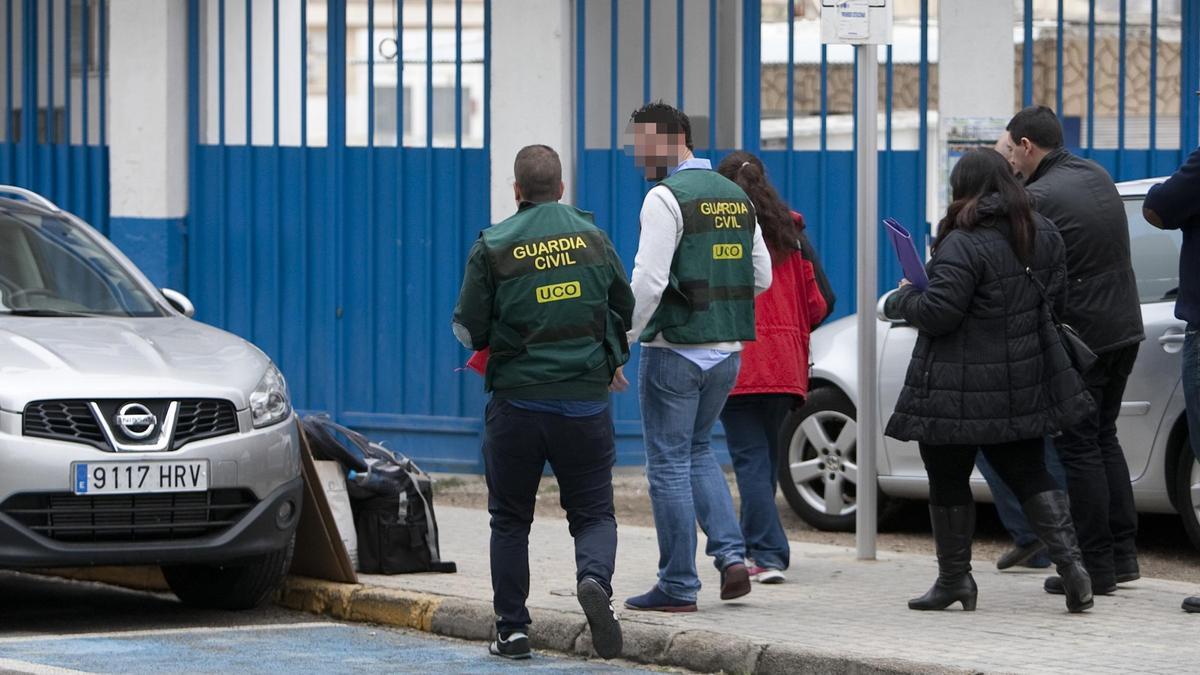 La UCO de la Guardia Civil, en el registro del campo de la Murta de Xàtiva, el 26 de enero de 2016.