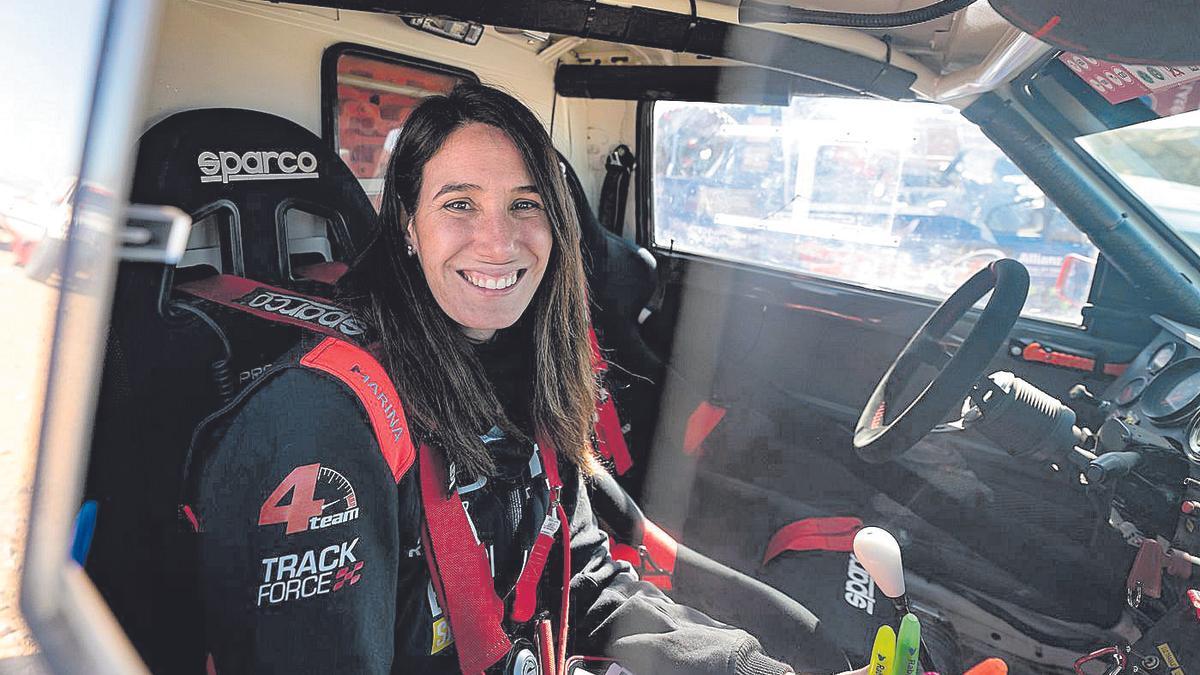 Lidia Ruba, dentro del FIAT Panda con el que compitió en el Dakar.