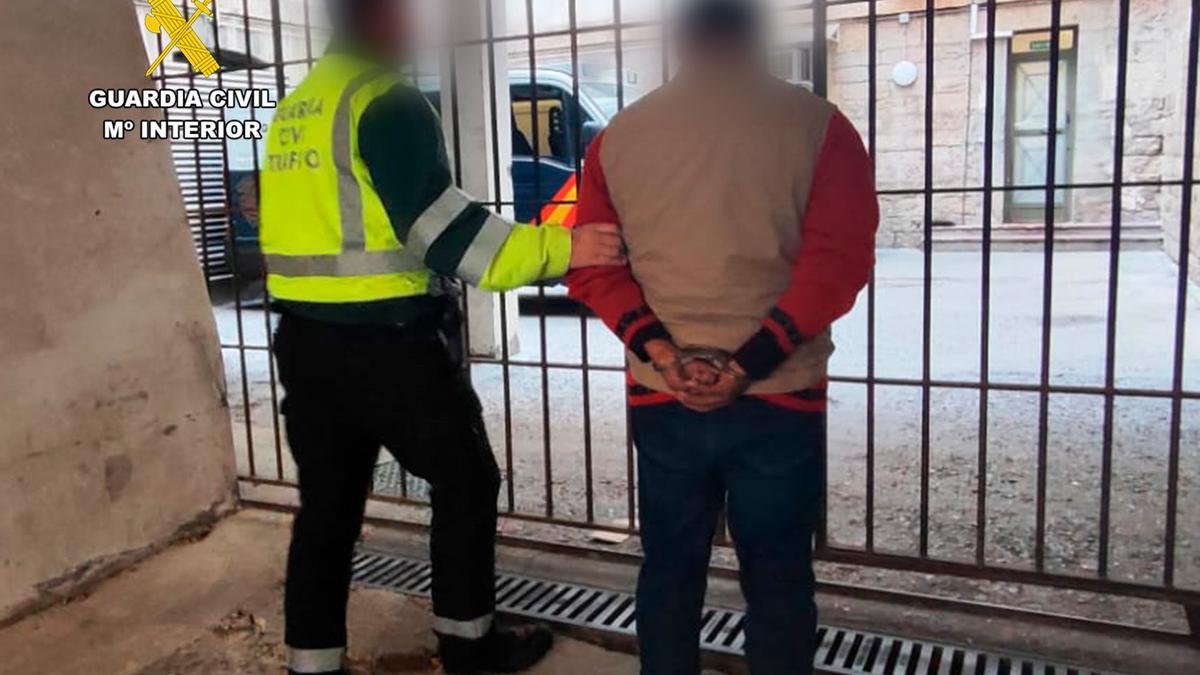 La Guardia Civil con el conductor detenido al llegar a los Juzgados de Alicante.