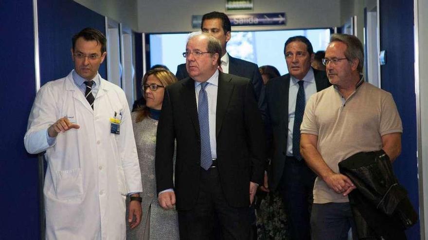 El presidente Juan Vicente Herrera recorre el Hospital Provincial en compañía de autoridades locales y provinciales.