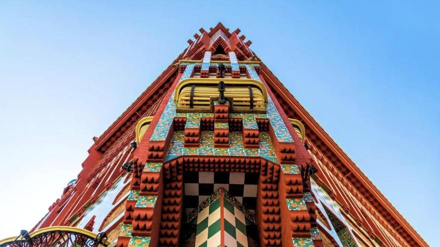 El edificio menos conocido de Gaudí es, en realidad, su primera gran obra: declarada Patrimonio de la Humanidad y repleta de colores