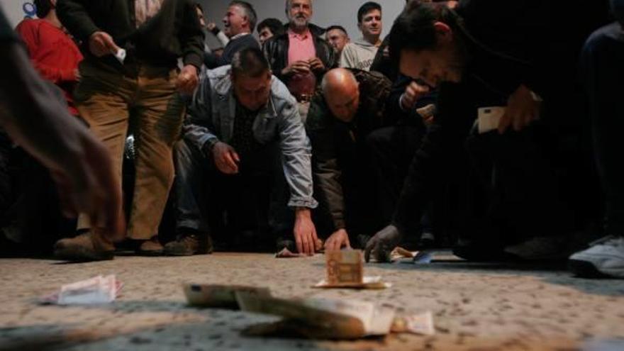 Hombres jugando a las chapas la noche del Jueves al Viernes Santo en Confrides.