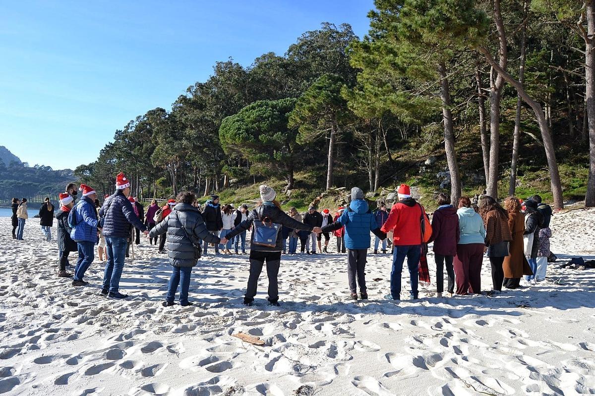 Una visita durante el mes de diciembre a Cíes, que superó los 1.800 viajes. |