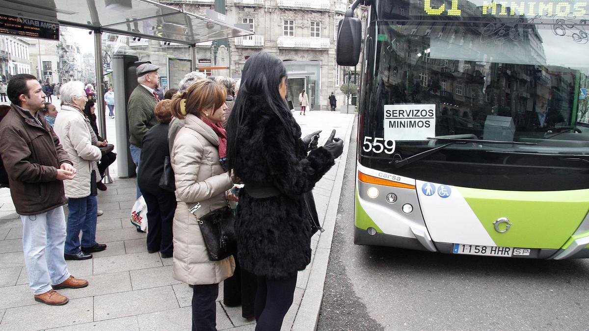 Un autobús de Vitrasa en Servicios Mínimos durante la huelga de 2012