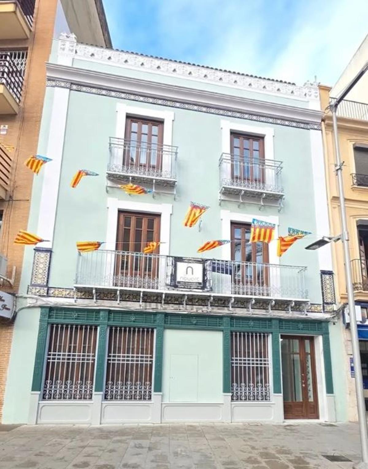 El edificio a la venta, reformado, que antes era una pastelería.