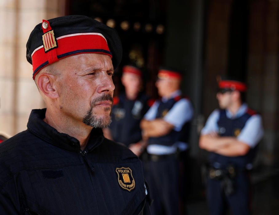 Agents dels Mossos a les portes del Parlament