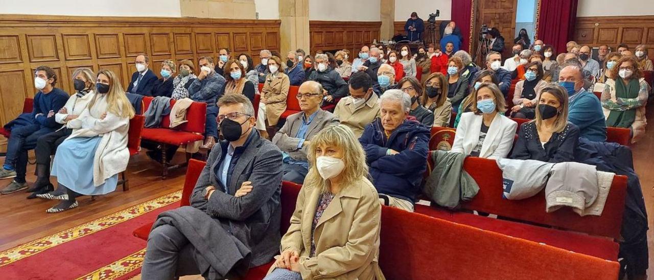 Público asistente al acto en el Paraninfo de la Universidad. En primer plano, los directores generales Sergio Valles y Lidia Clara Rodríguez. | LNE