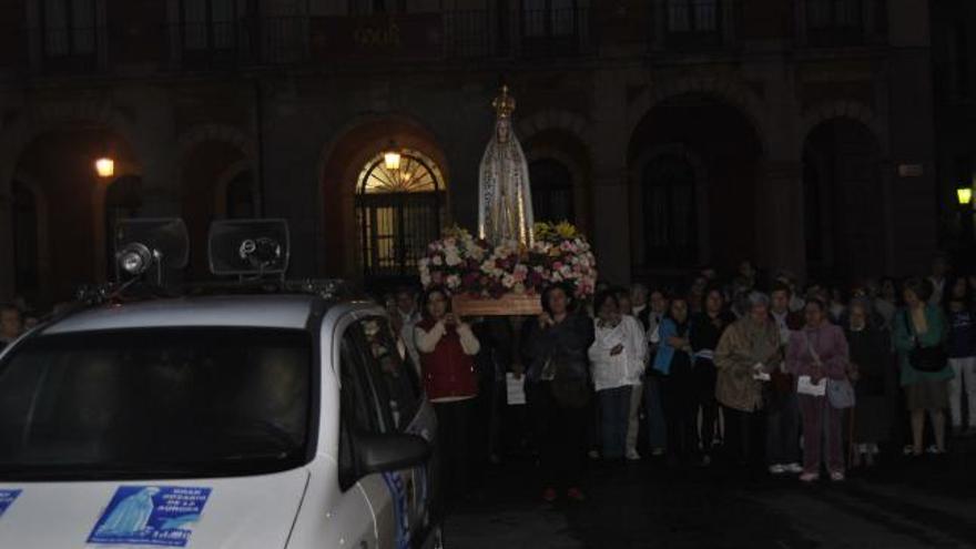 Cientos de personas participan en el Rosario de la Aurora