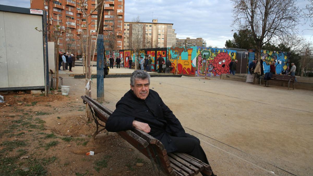 Albert Recio, expresidente de la asociación de vecinos de la Prosperitat, en el solar Renfe Meridiana y con los barracones del casal de jóvenes al fondo.