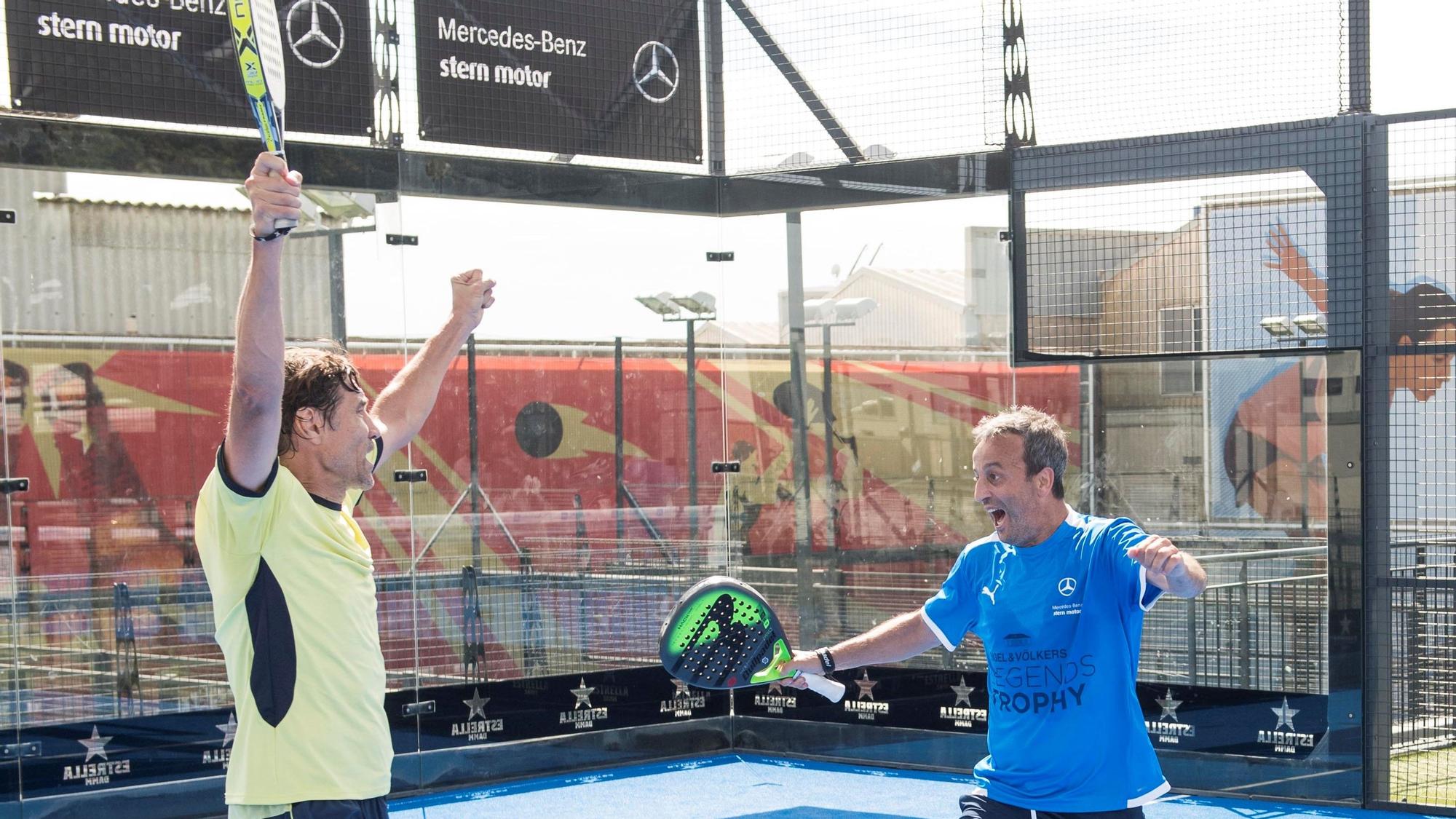 Julio Salinas y Fran González celebran el triunfo en la final de la segunda categoría.