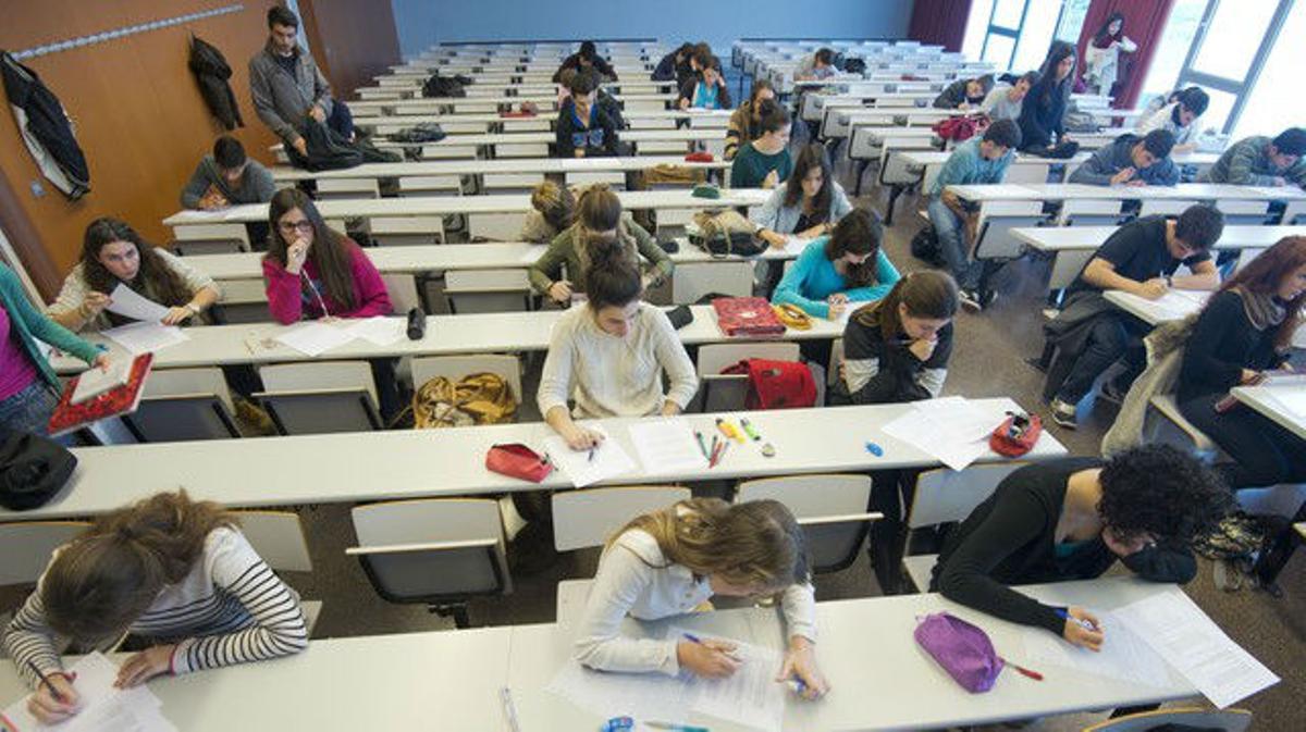 Alumnos de Derecho en la Universidad Rovira i Virgili, en un examen  