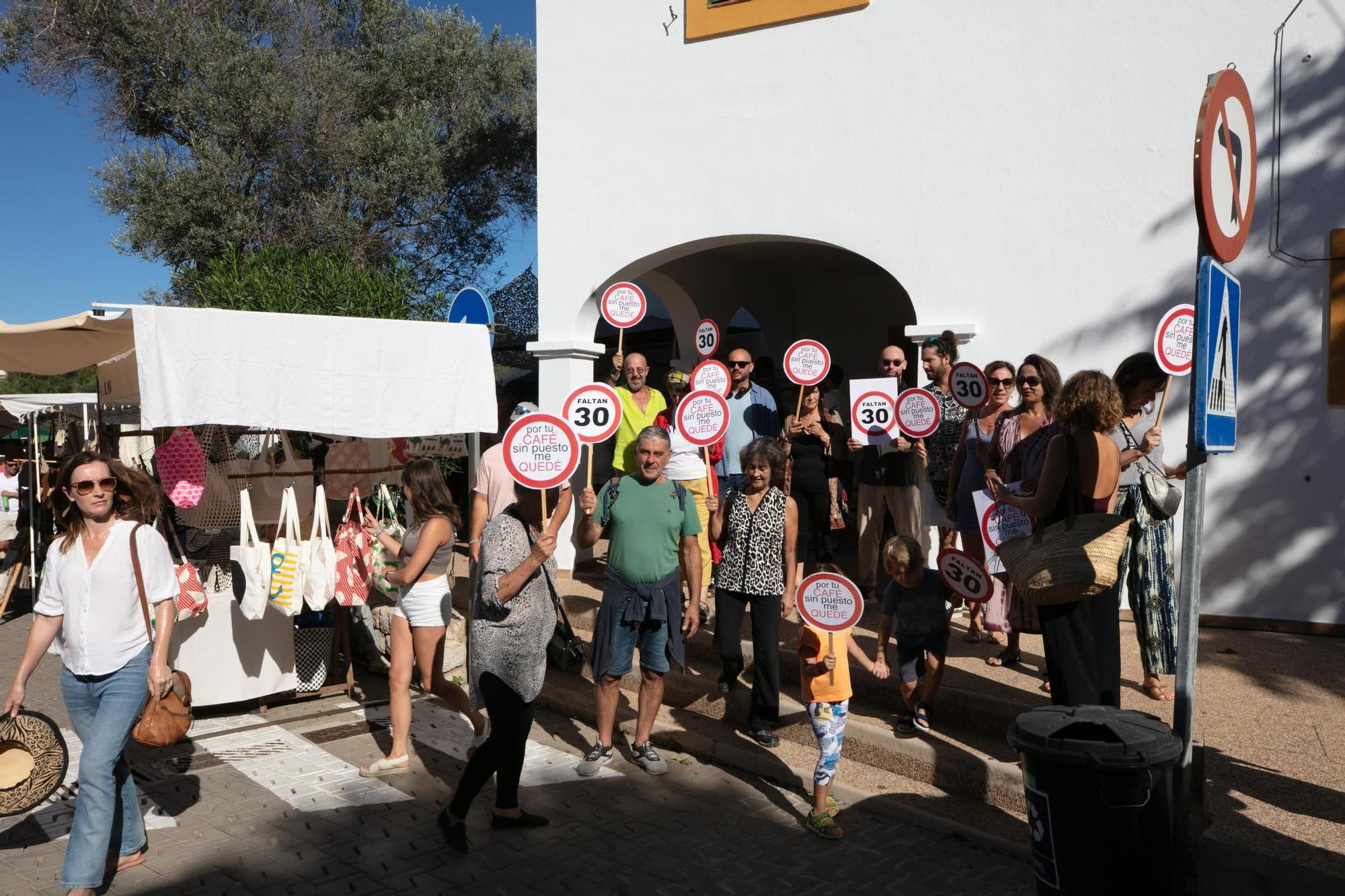 Galería: Mira aquí todas las fotos de la protesta en el mercadillo de Sant Joan