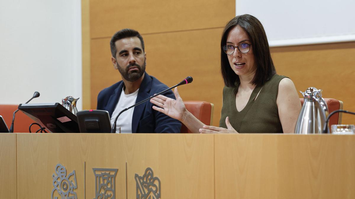 El síndic del PSPV, José Muñoz, junto a la líder del partido, Diana Morant, en una reunión del grupo este lunes en las Corts.