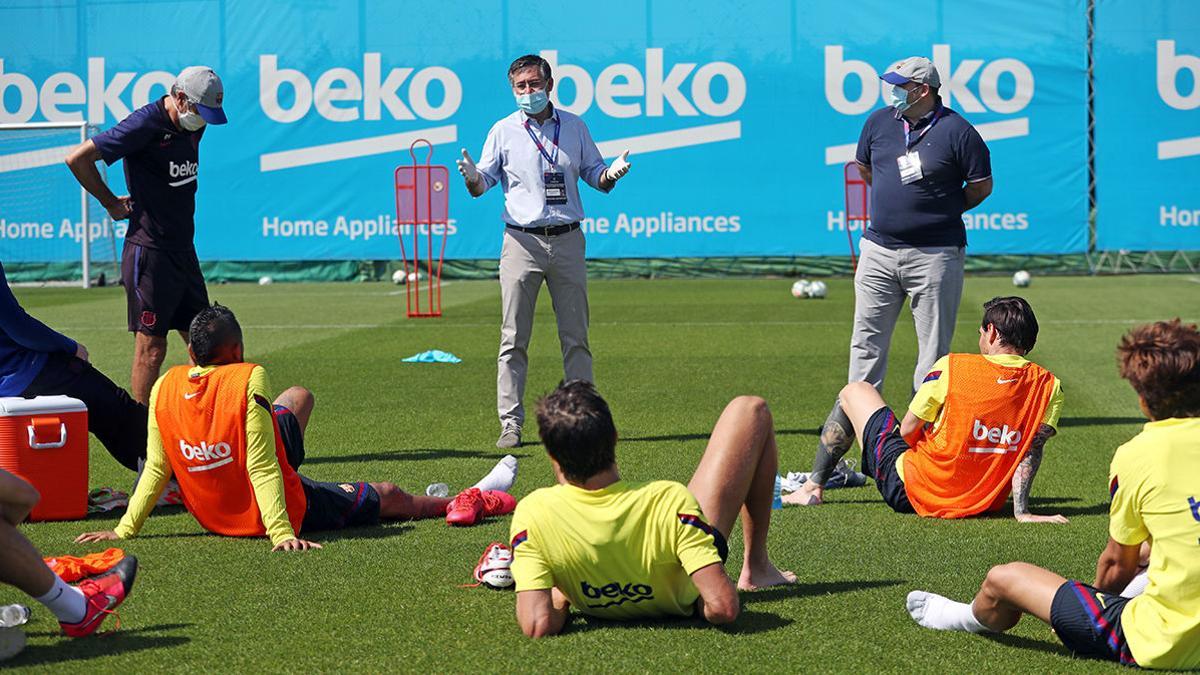 El Barça se entrena con visita de Bartomeu