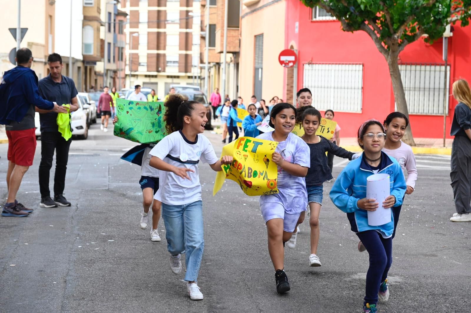 Escolares de Vila-real protagonizan una carrera solidaria en homenaje a mossén Guillermo