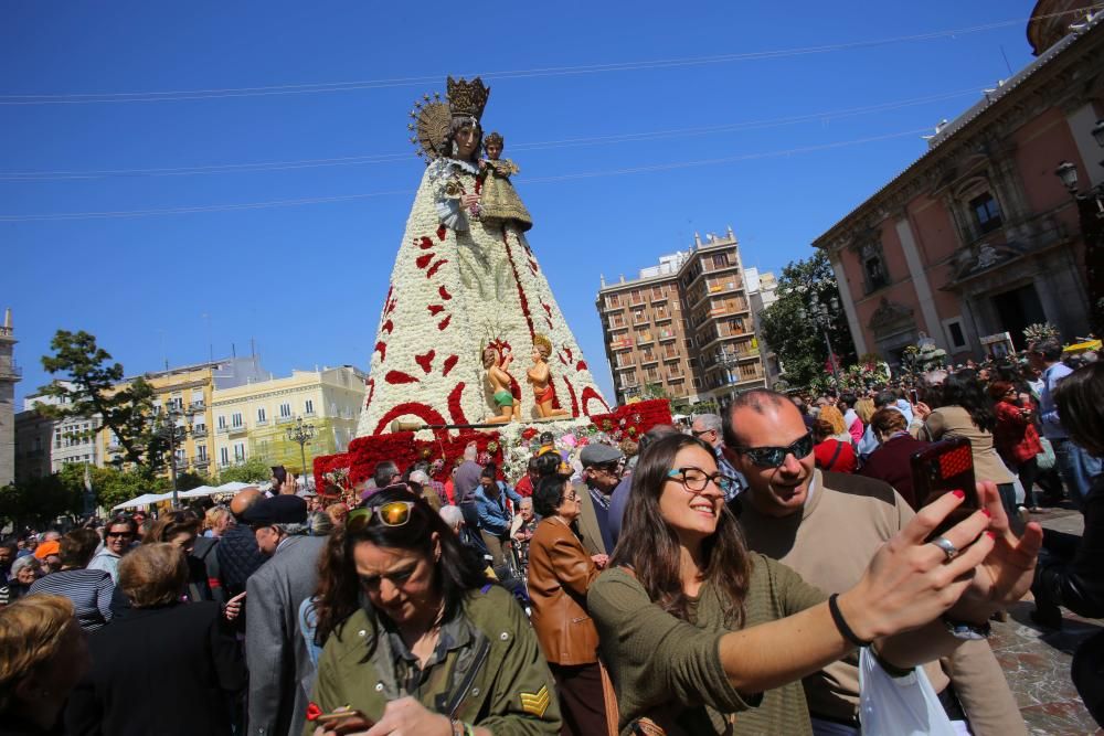 Miles de personas han acudido este lunes a visitar a la Virgen de los Desamparados