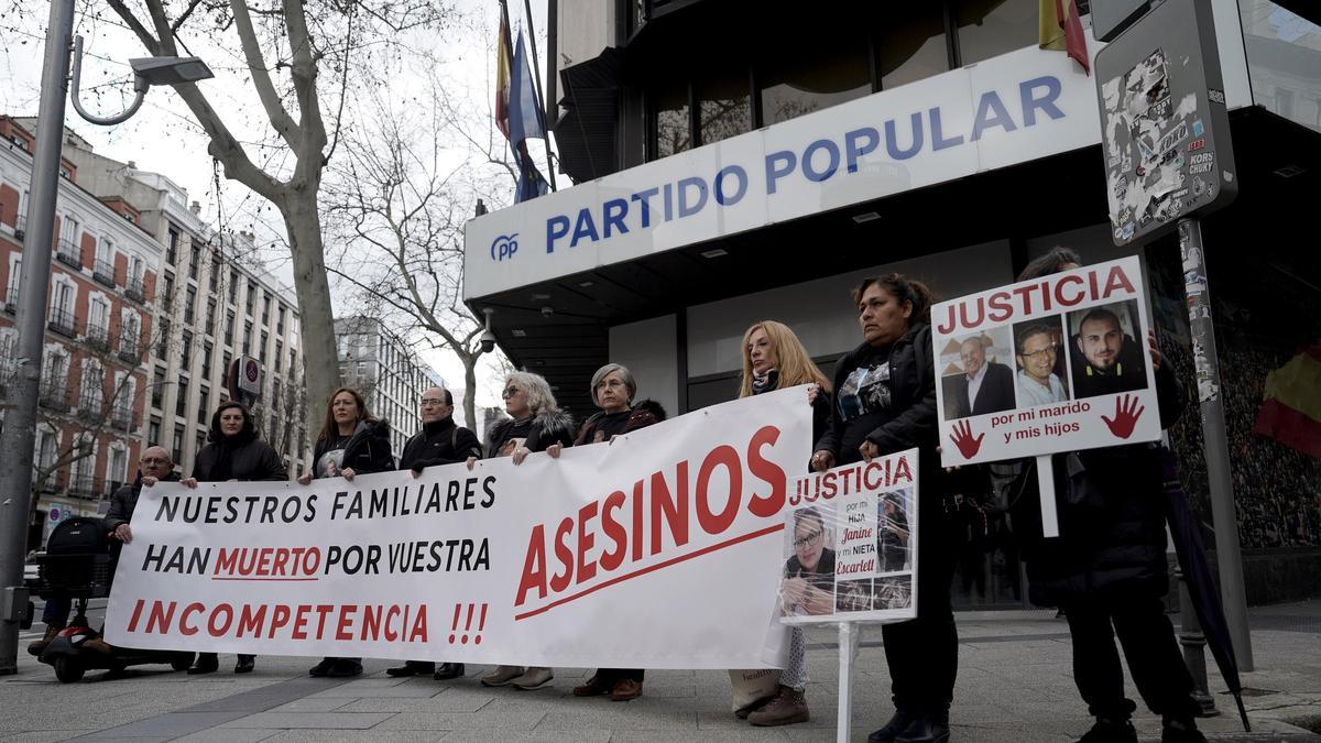 Concentración en la sede del Partido Popular de afectados por la dana en Valencia