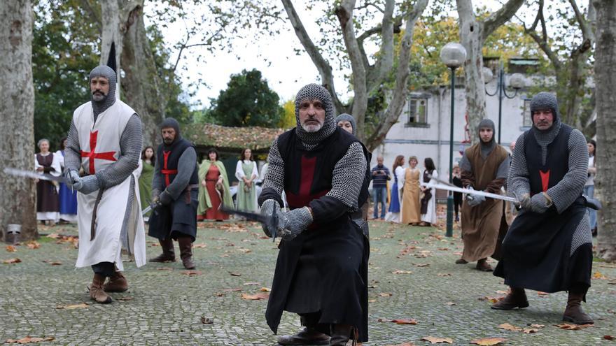 Lucha medieval con espadas