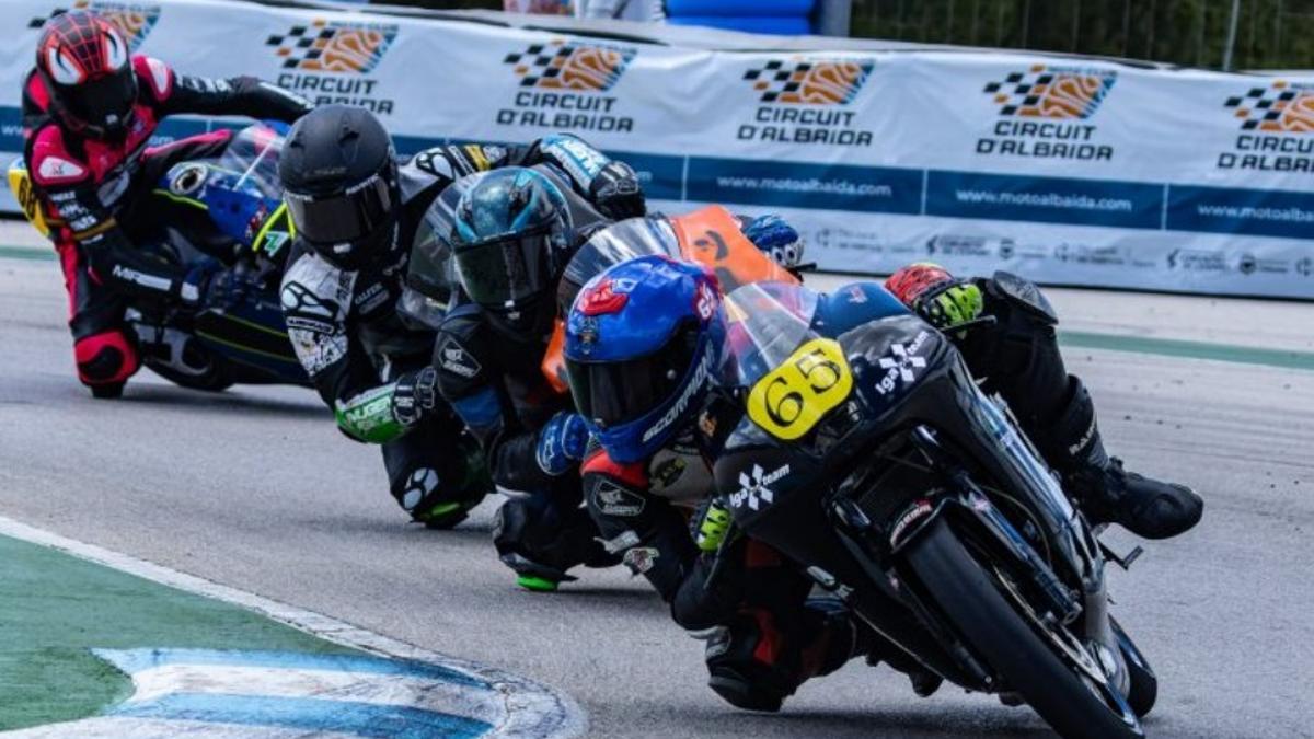 Pilotos de motociclismo en el Campeonato de Minivelocidad celebrado en Albaida.