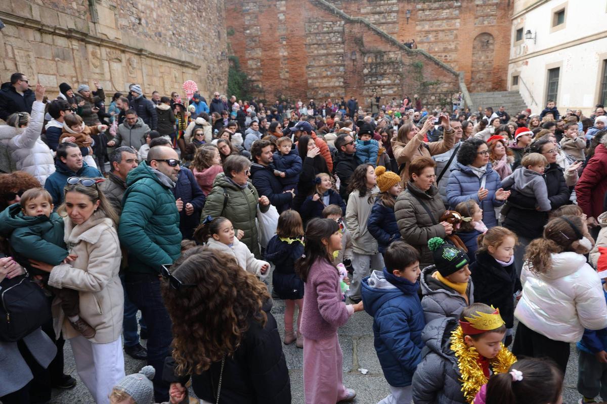 Los niños de Cáceres celebran el año nuevo con música y gominolas en lugar de uvas Los niños de Cáceres celebran el año nuevo con música y gominolas en lugar de uvas