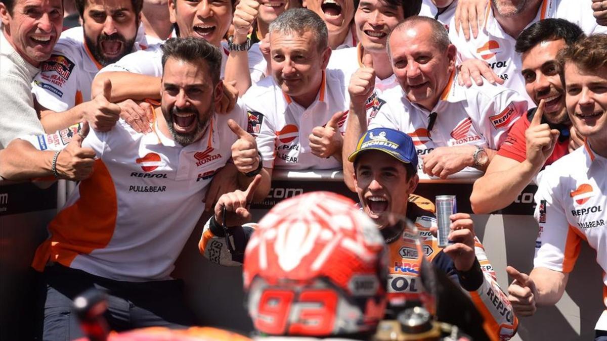 Marc Márquez, rodeado de su gente tras ganar en Le Mans