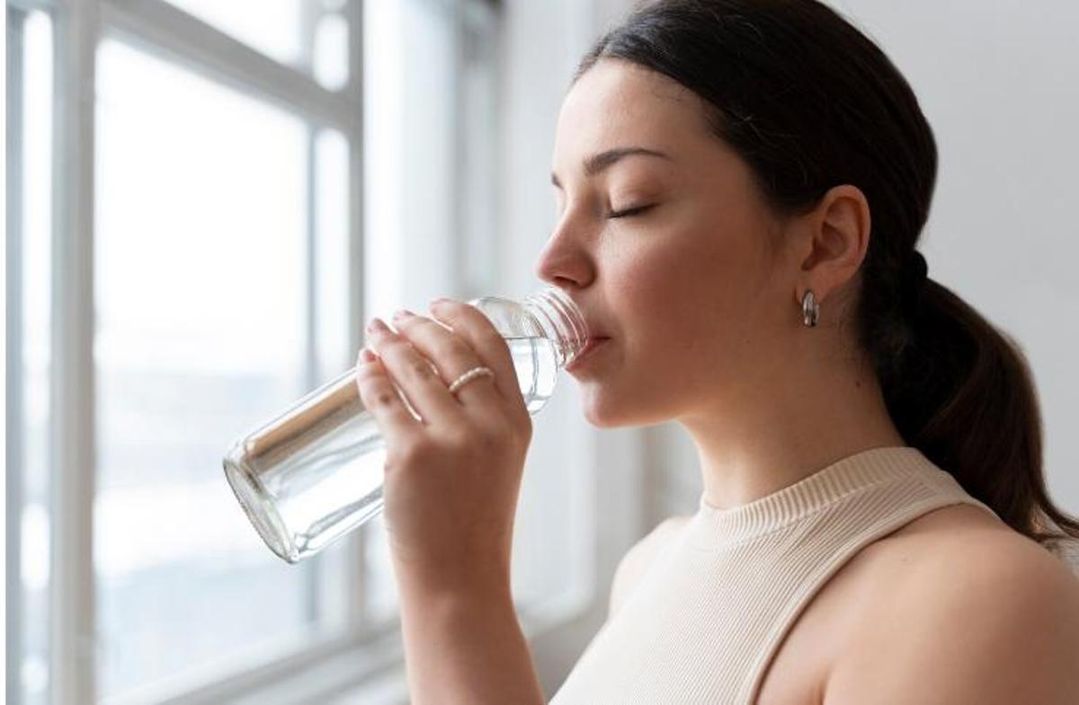 Beure aigua entre copa i copa ajuda a hidratar el nostre cos i evitar el mal de cap