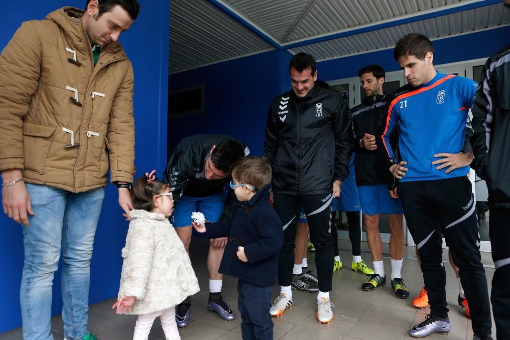 Visita de representantes de la fundación "Mia o que hago" en el Requexón y la plantilla del Real Oviedo