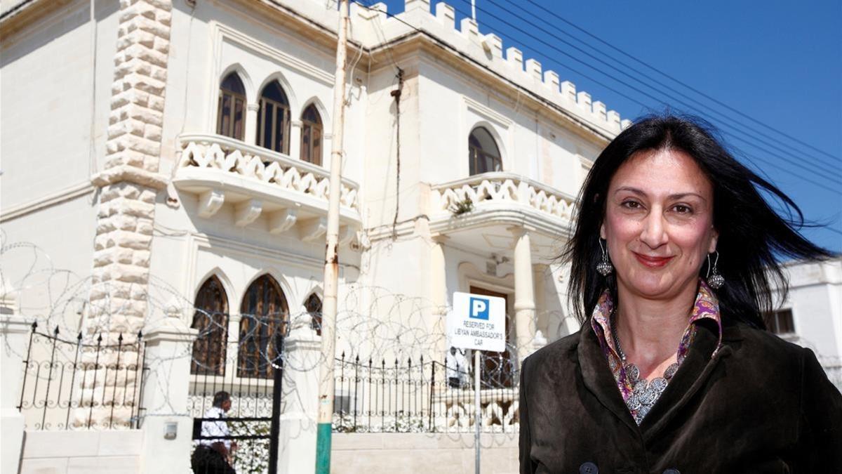 Daphne Caruana, en el exterior de la embajada libia en La Valeta, el 6 de abril del 2011.