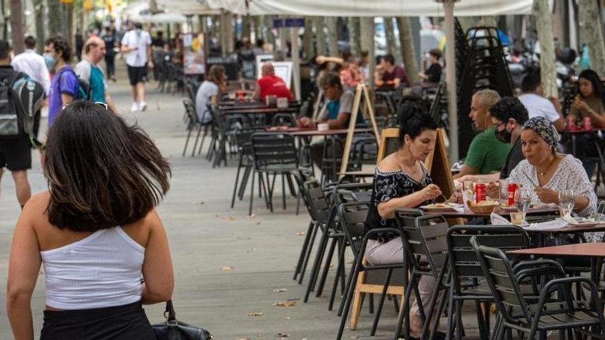 Ambiente en la rambla de Sant Andreu, en Barcelona.