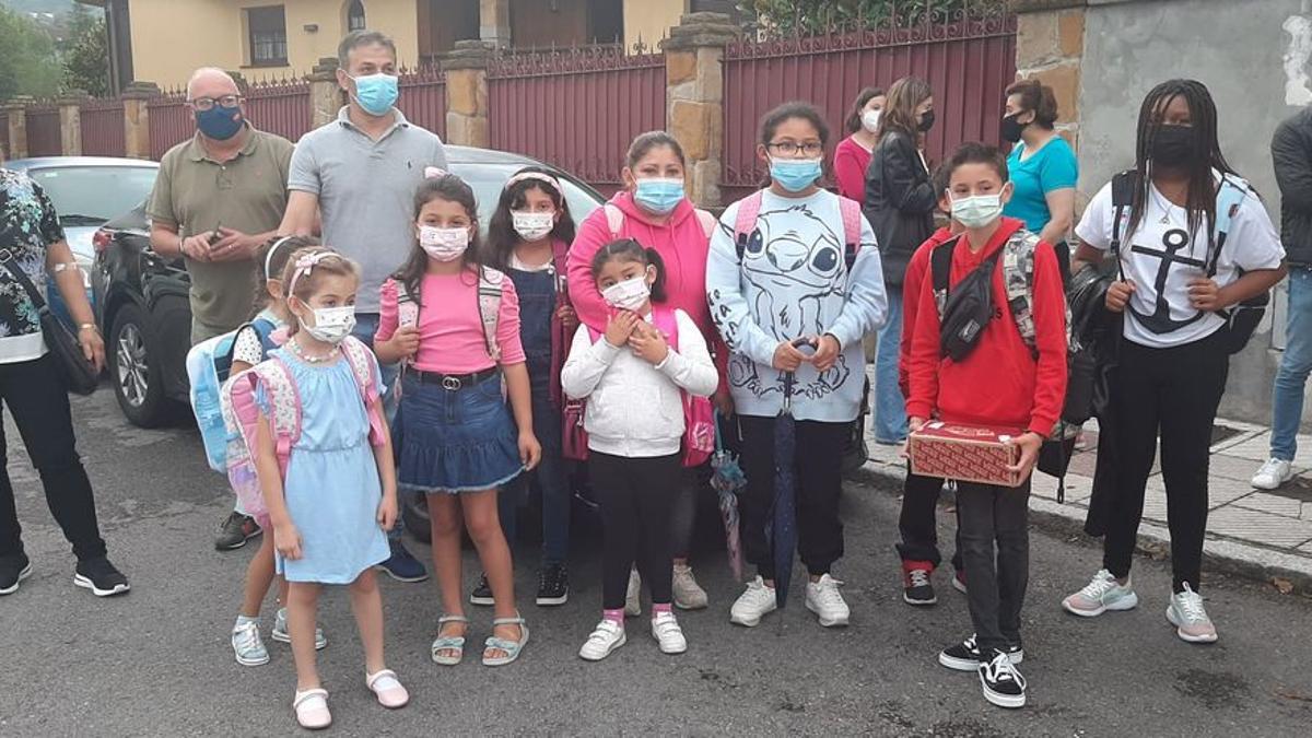 Vuelta al cole en Asturias: padres y alumnos afrontan el primer día de clase con los nervios del reencuentro y la lección aprendida tras un año de pandemia