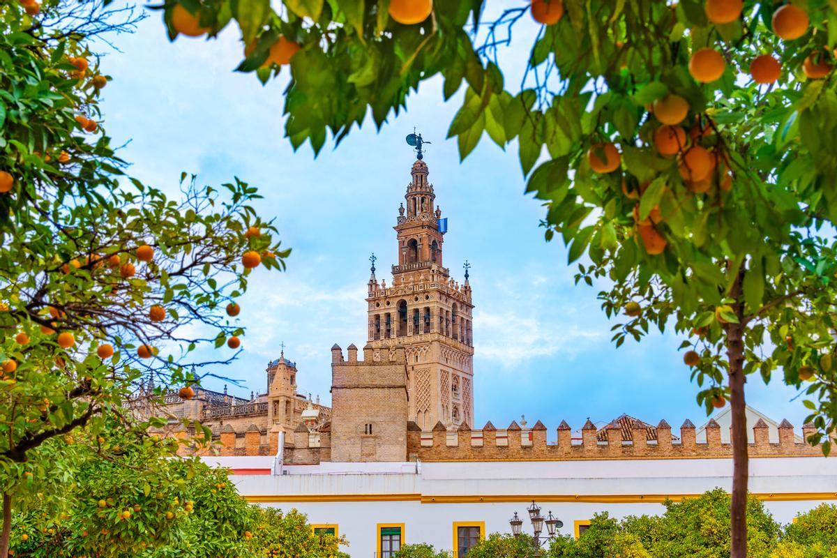 Torre campanario de la catedral de la Giralda de Sevilla en Andalucía, España