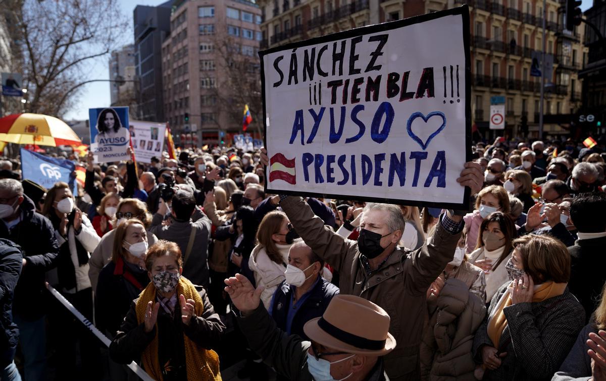 Miles de manifestantes cortan la calle Génova al grito de “Casado dimisión”