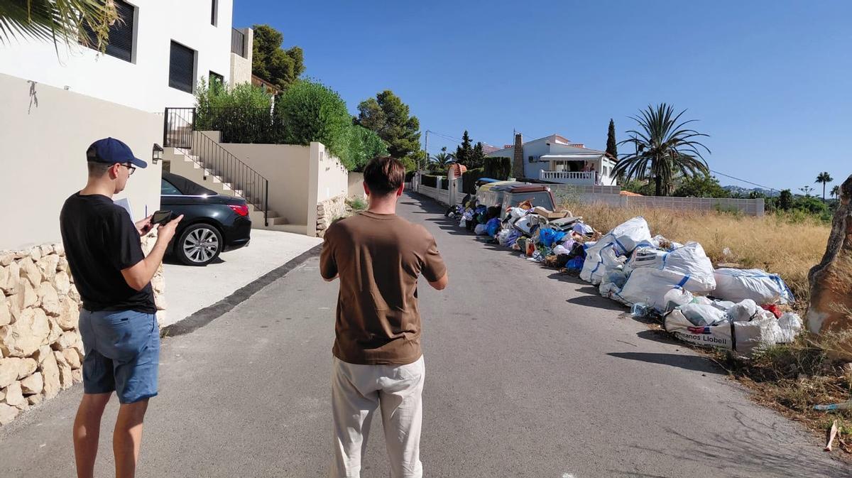 Basura arrojada fuera de los contenedores en una urbanización de Calp