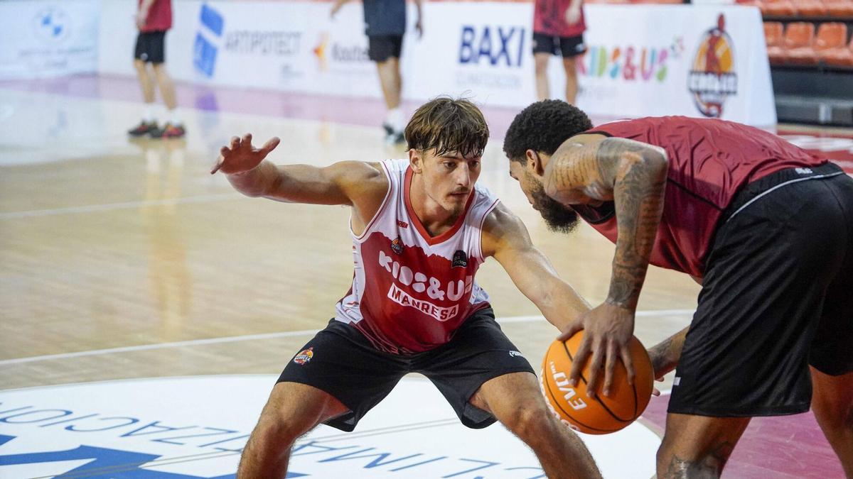 Raurich, defensant Timmy Allen en el primer entrenament de pretemporada