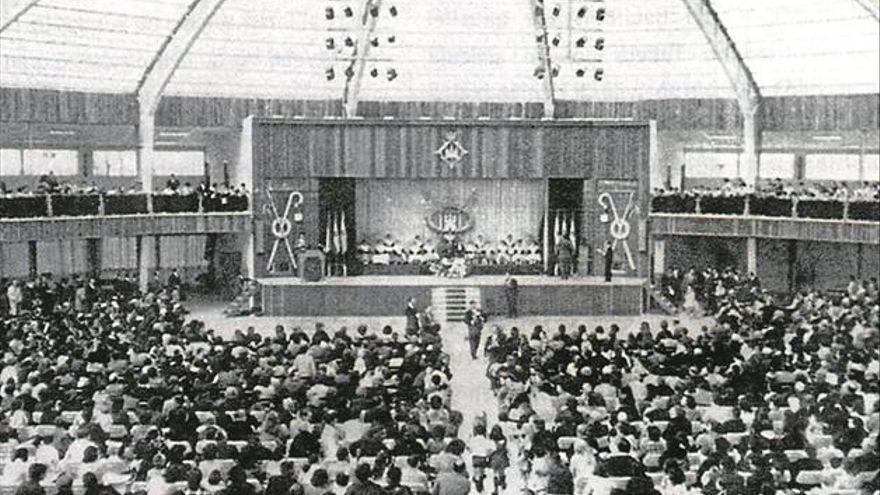 Presentación de la reina de la fiestas de 1971, María Melchor, acto con el que se inauguró la actual Pérgola.