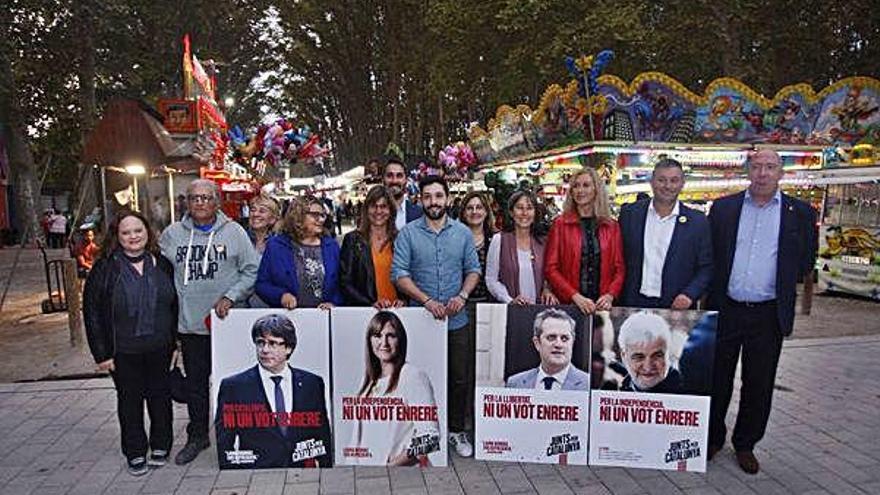 JXCAT Foto de família davant la Devesa en plenes Fires de Girona