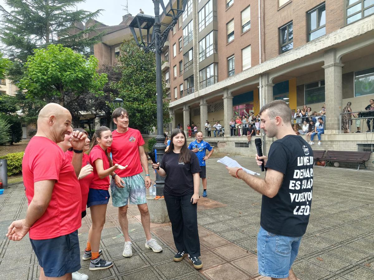 El Grand Prix de Lugo de Llanera, sana piquilla entre las seis peñas participantes: "Venimos a pasarlo bien"