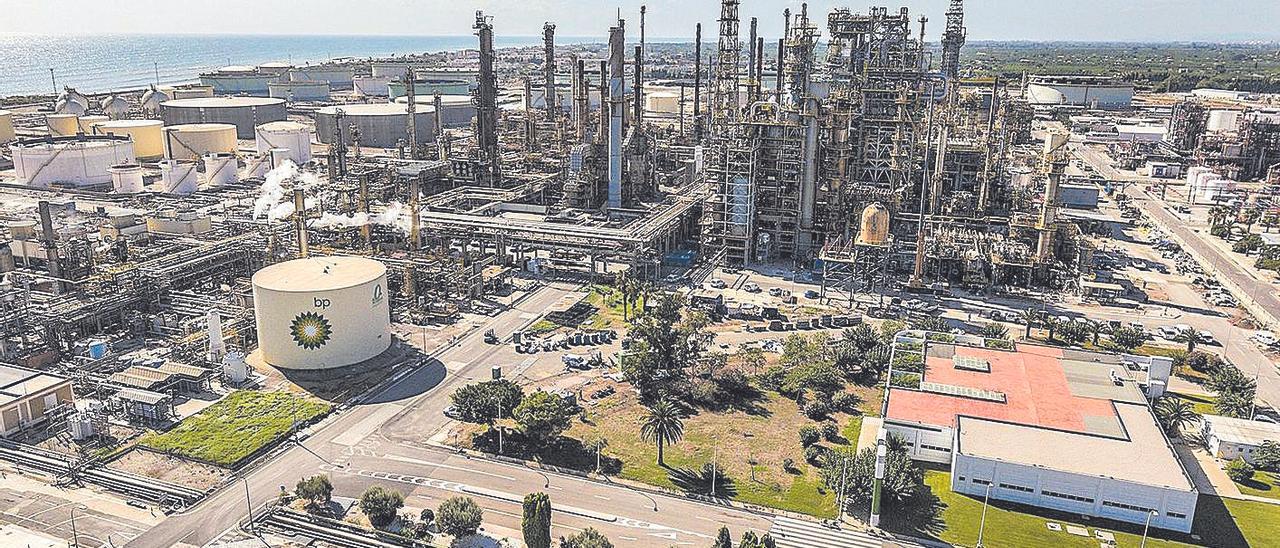 Imagen aérea de la instalaciones de la refinería de bp en ubicadas en el Grau de Castelló.