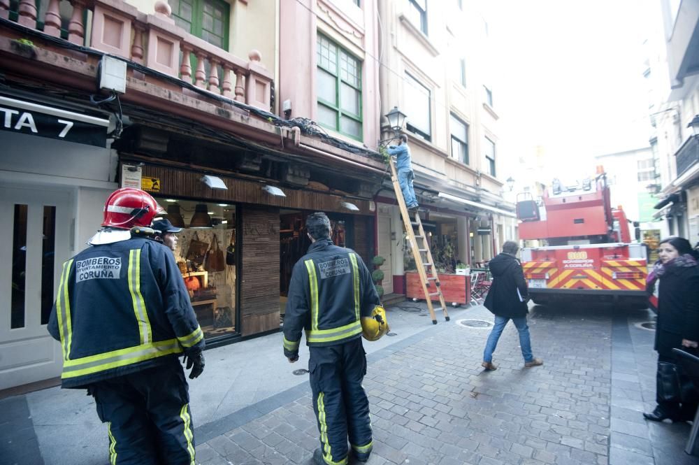 Los bomberos y la Policía Local intervinieron en el lugar y comprobaron el estado de la fachada, de la que se desprendieron gran cantidad de cascotes, aunque no afectaron a más peatones.