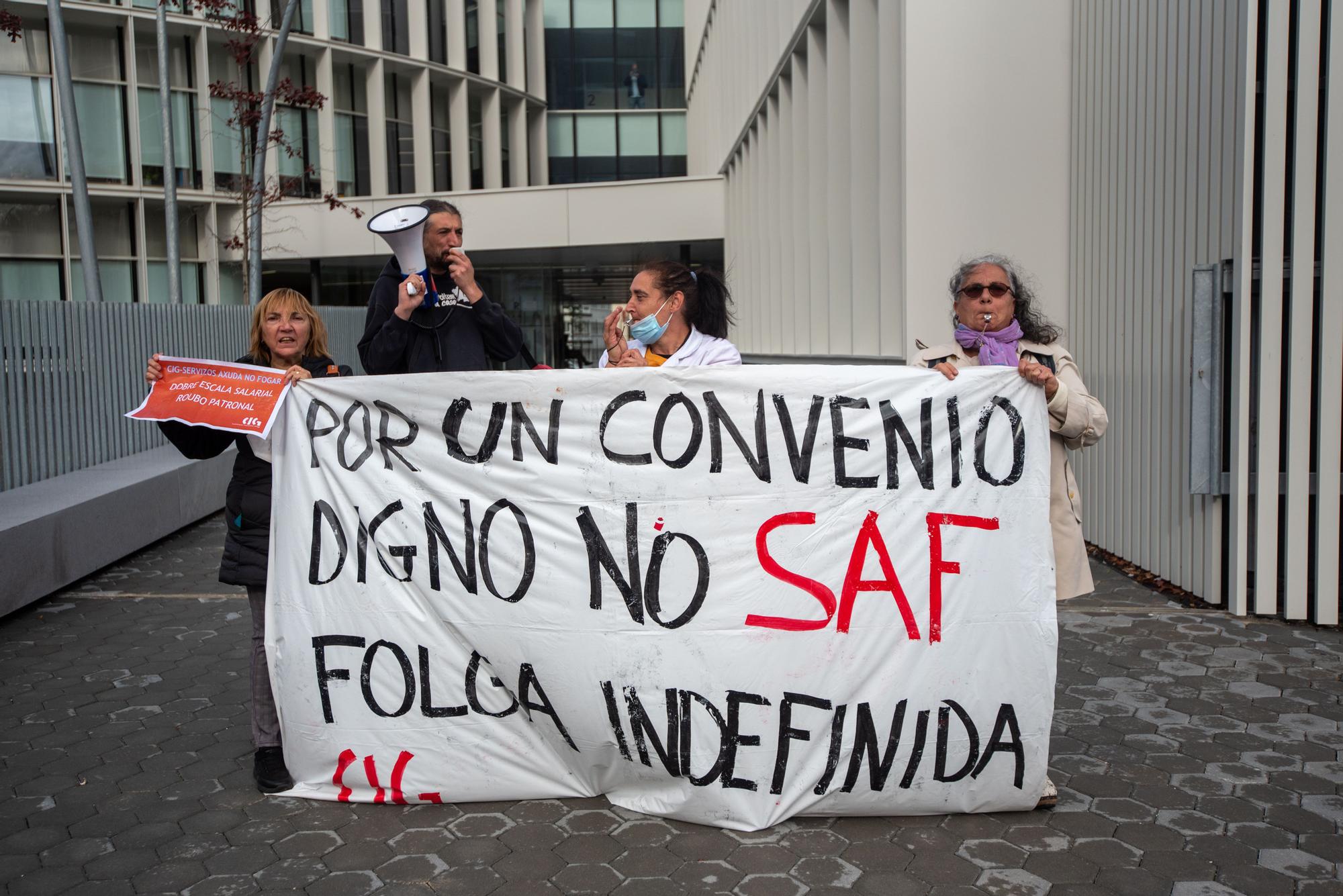 Protesta de trabajadoras de ayuda en el hogar ante la Xunta en el Espazo Amizar de A Coruña