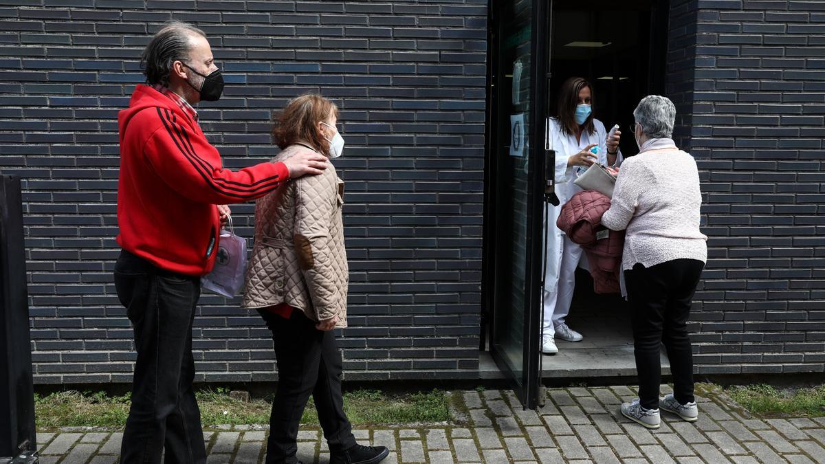 Jornada de vacunación en el centro de salud Parque-Somió