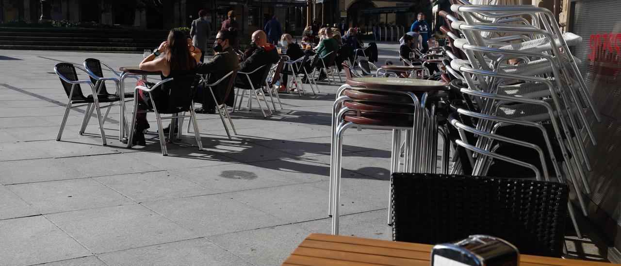 Una terraza en Avilés este domingo | MARA VILLAMUZA