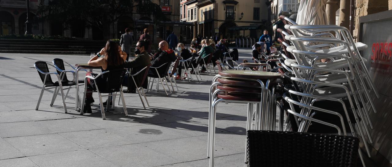 Una terraza en Avilés este domingo | MARA VILLAMUZA