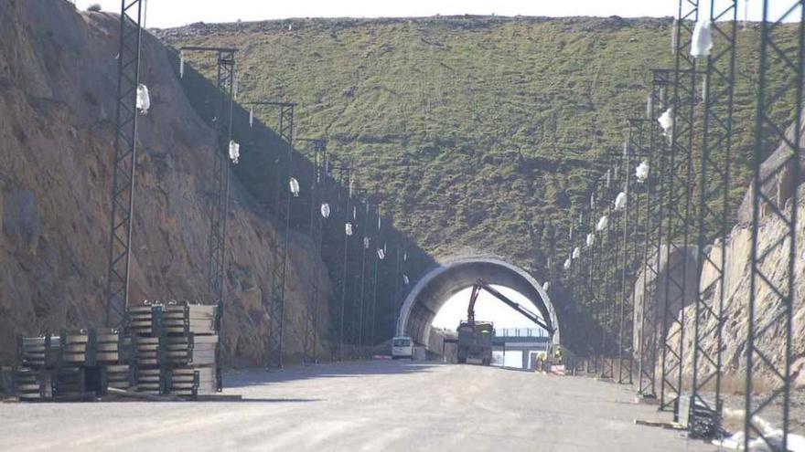 Instalación de la catenaria en la zona de Fresno de la Carballeda.