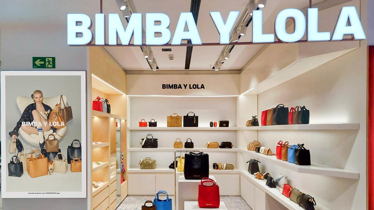 Zona de bolsos de una tienda de Bimba y Lola.