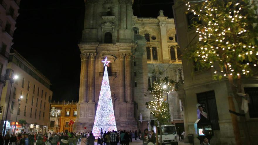 Ambiente navideño en la calle Molina Lario.